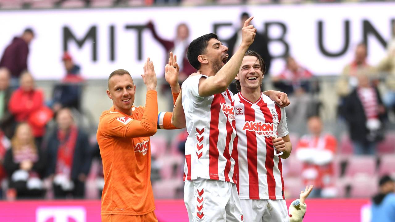 Marvin Schwäbe, Cenk Özkacar und Jakub Kaminski jubeln nach dem Sieg gegen Bremen.