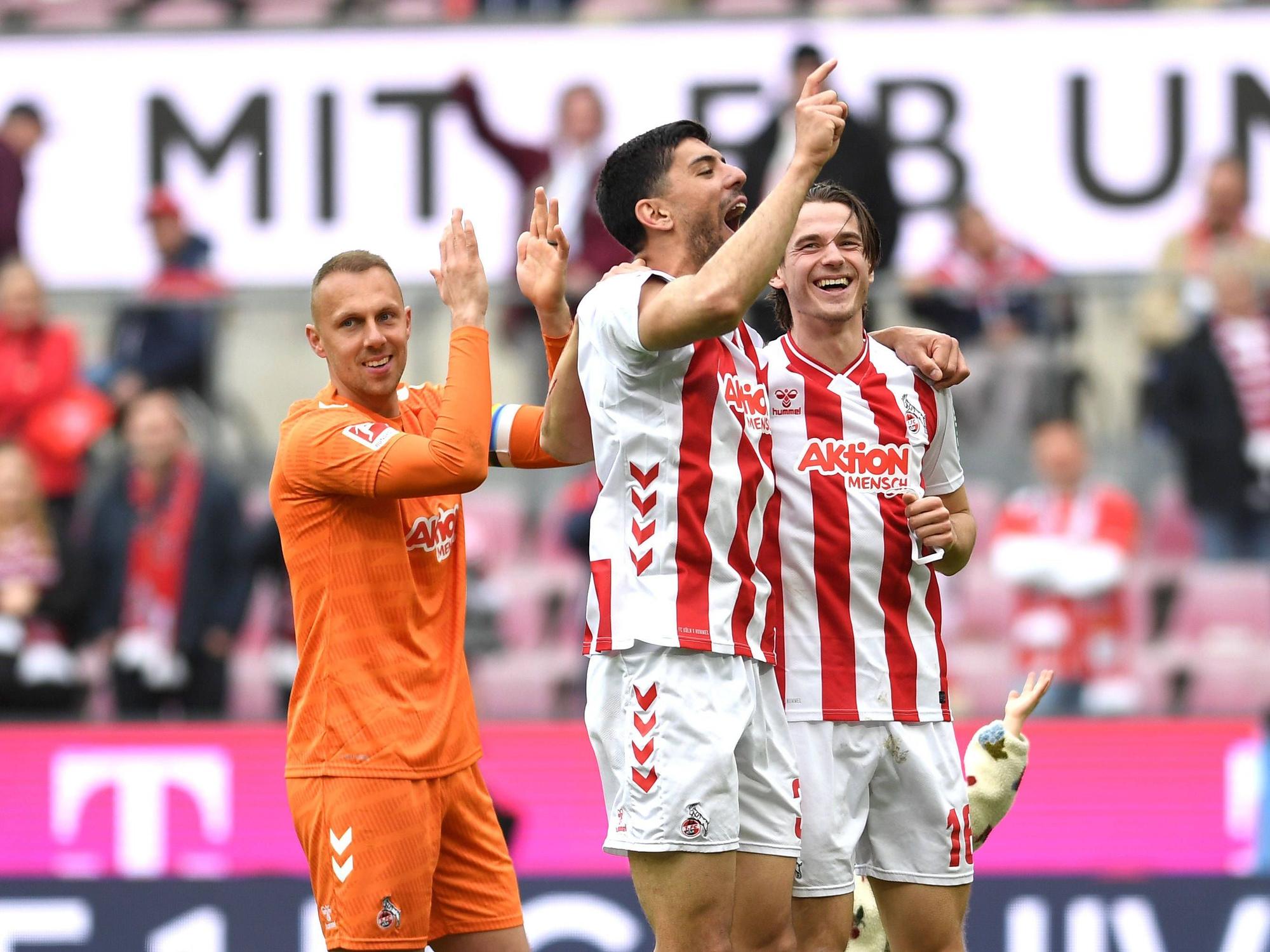Marvin Schwäbe, Cenk Özkacar und Jakub Kaminski jubeln nach dem Sieg gegen Bremen.