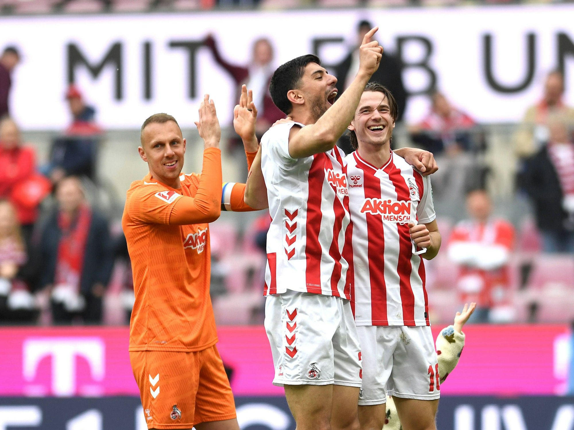 Marvin Schwäbe, Cenk Özkacar und Jakub Kaminski jubeln nach dem Sieg gegen Bremen.