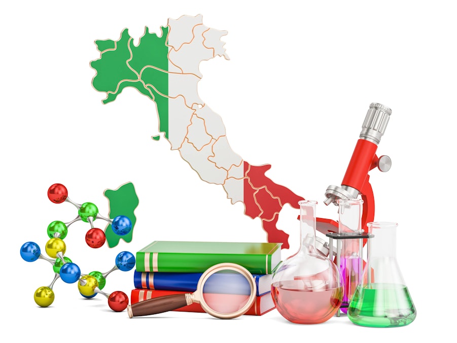 Italienkarte, Molekülmodell, Bücher und Laborgeräte