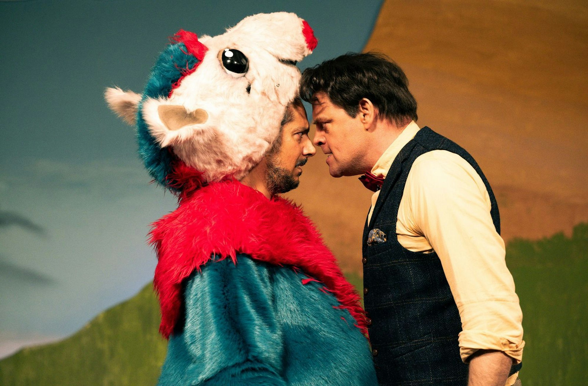 „Der Tapir“ Yassin Meret (Erkan Acar, links) und Star-Moderator Frank Anders (Max Giermann) sind zwei schwierige Charaktere, die immer wieder ihre Auseinandersetzungen haben. (Bild: WDR/BAVARIA FICTION/Martin Valentin Menke)