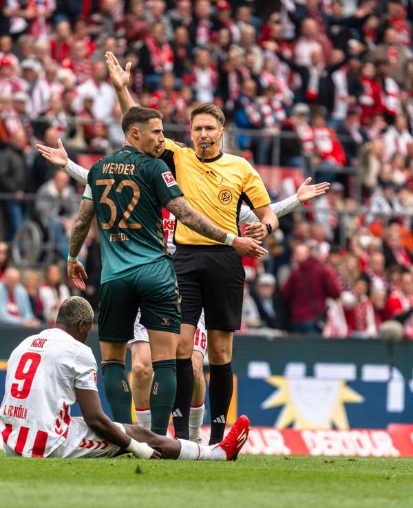 Schiedsrichter Tobias Reichel schickte Marco Friedl am 12. April 2026 mit der Roten Karte vom Platz nach seiner Notbremse gegen Kölns Ragnar Ache.