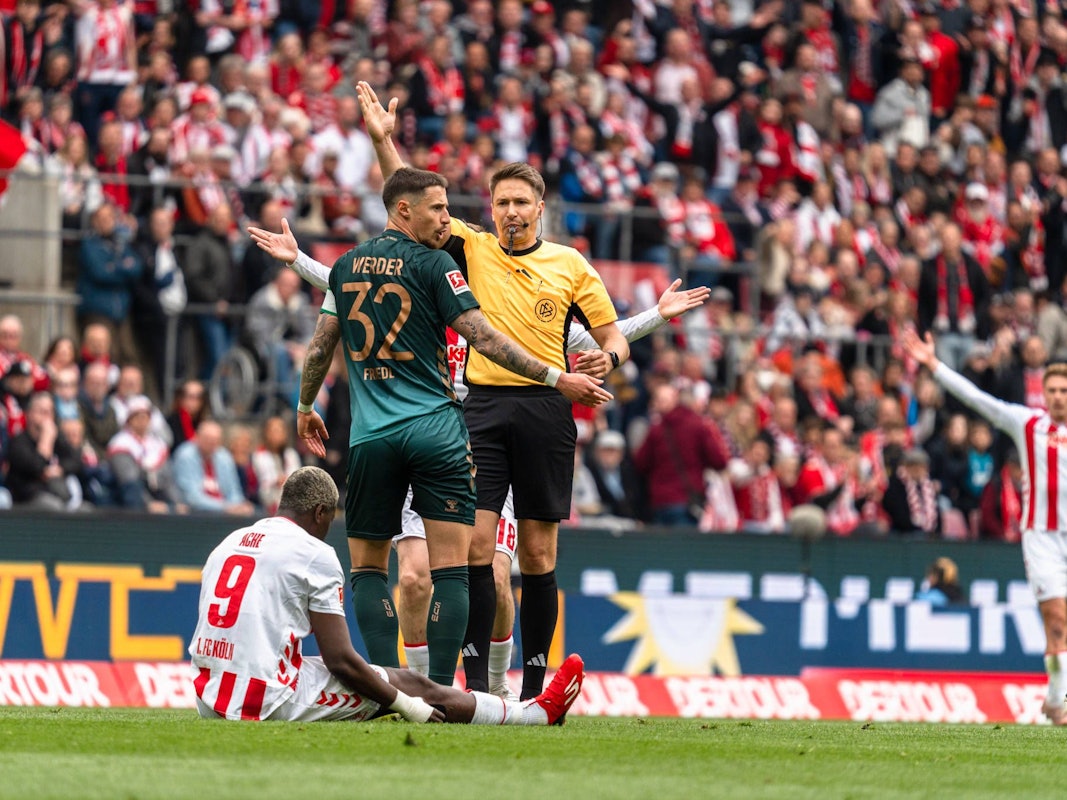 Schiedsrichter Tobias Reichel schickte Marco Friedl am 12. April 2026 mit der Roten Karte vom Platz nach seiner Notbremse gegen Kölns Ragnar Ache.