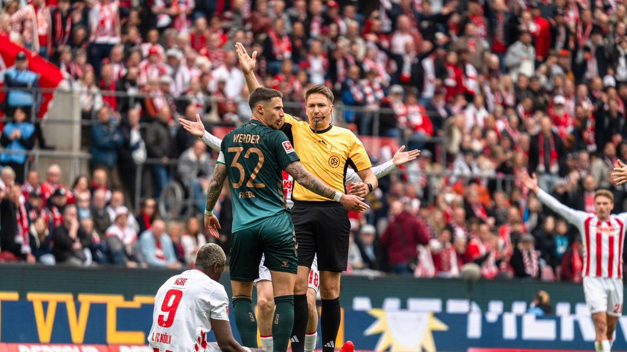 Schiedsrichter Tobias Reichel schickte Marco Friedl am 12. April 2026 mit der Roten Karte vom Platz nach seiner Notbremse gegen Kölns Ragnar Ache.