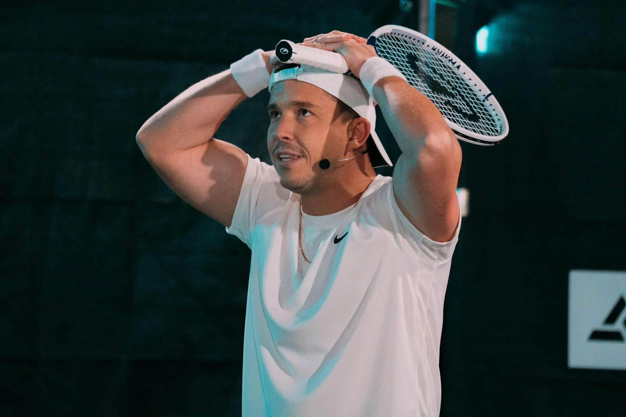 Kräftemessen auf dem Rasen: Nico Santos muss sich im Spiel „Win-Bledon“ behaupten. (Bild: Joyn / Anna Reuter)