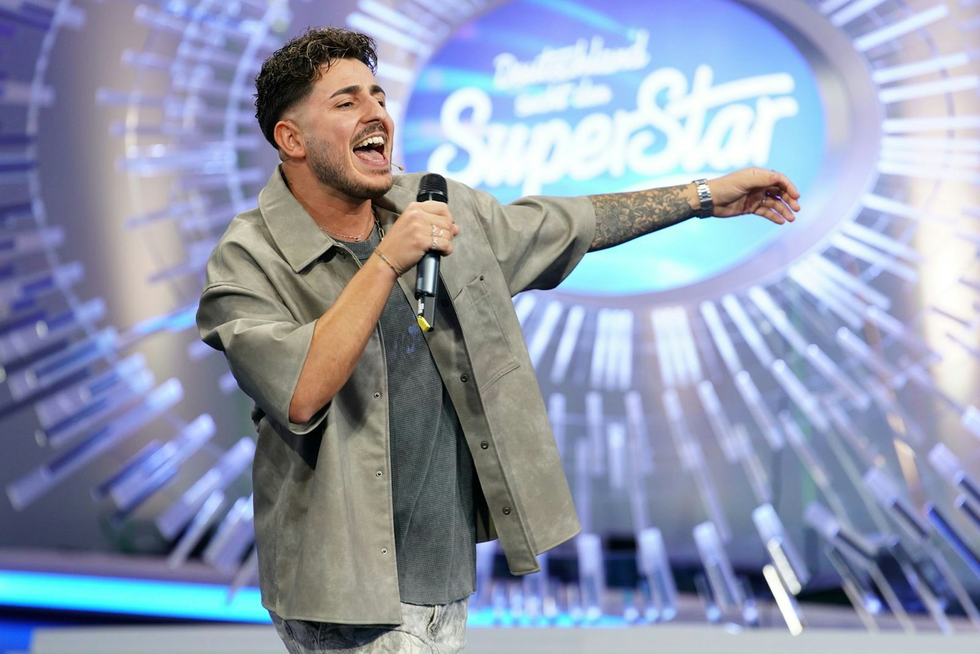 Das war knapp. Bei Dario Manna (31) aus Pforzheim war sich die Jury uneins. Im Sing-Off überzeugte er aber und bekam den Recall-Zettel. (Bild: RTL/Stefan Gregorowius)