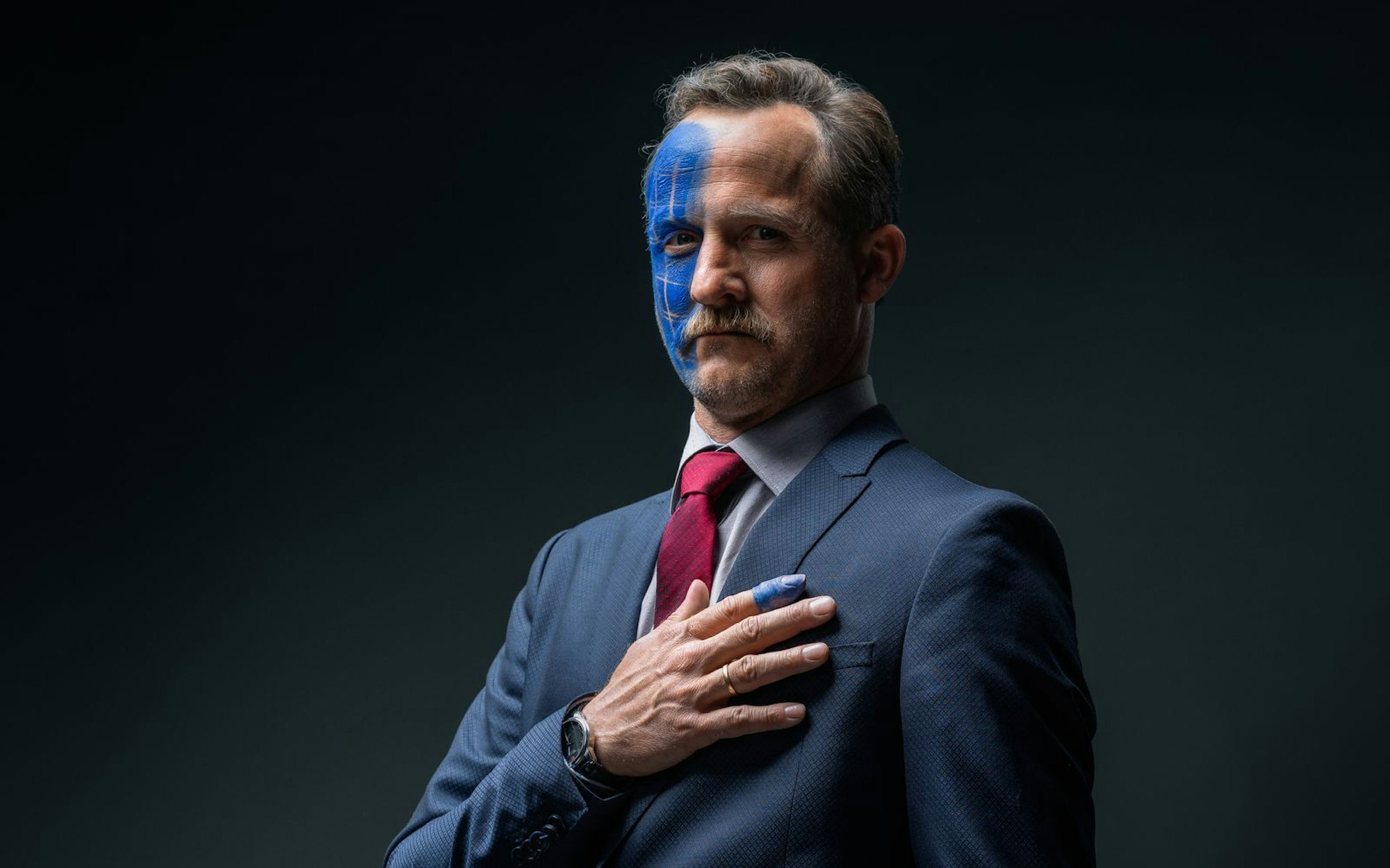 Maximilian Brückner (47) dürfte vielen aus der Dramaserie „Hindafing“ (2017) als Bürgermeister Alfons Zischl bekannt sein. (Bild: BR/NEUESUPER GmbH/Arvid Uhlig)