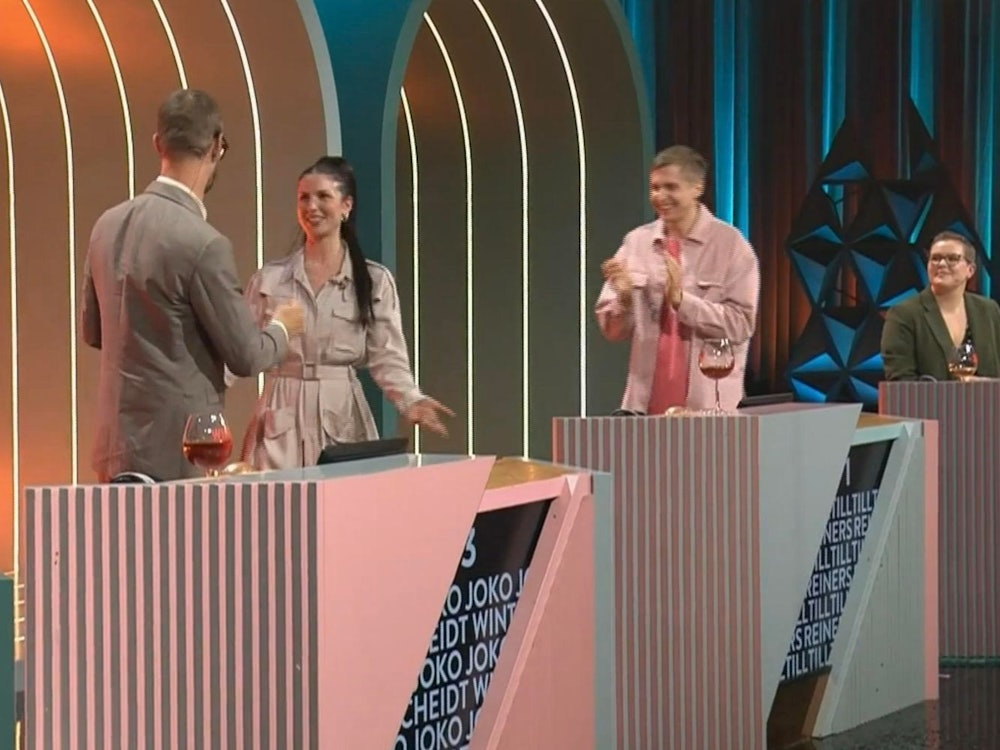 Für Nico Santos wechselt Sängerin Buket aus der grandiosen Studioband kurzzeitig ans Ratepult. (Bild: Joyn/Screenshot)