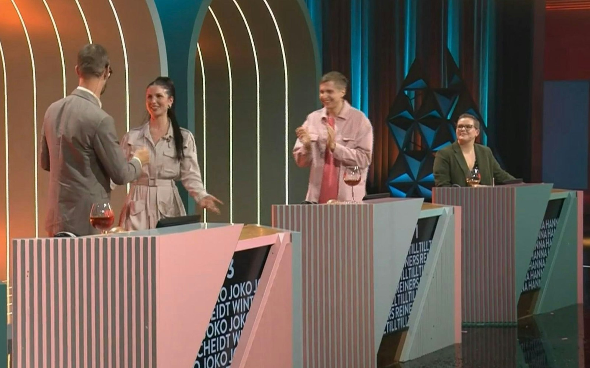 Für Nico Santos wechselt Sängerin Buket aus der grandiosen Studioband kurzzeitig ans Ratepult. (Bild: Joyn/Screenshot)