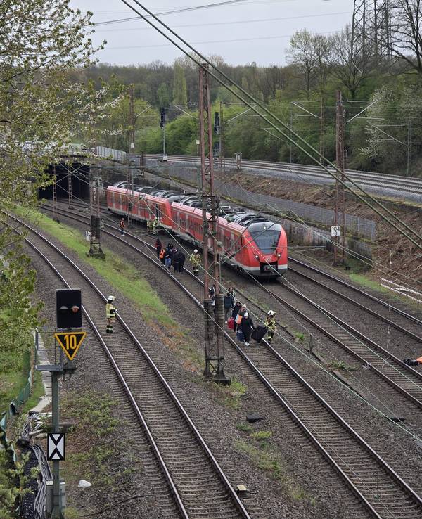 Die Fahrgäste wurden nahe dem Bahnhof Gruiten aus dem Fahrzeug zur Ostspange begleitet. (Foto: Feuerwehr Haan)