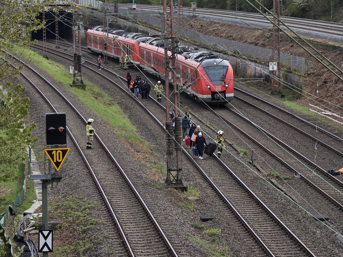 Die Fahrgäste wurden nahe dem Bahnhof Gruiten aus dem Fahrzeug zur Ostspange begleitet. (Foto: Feuerwehr Haan)