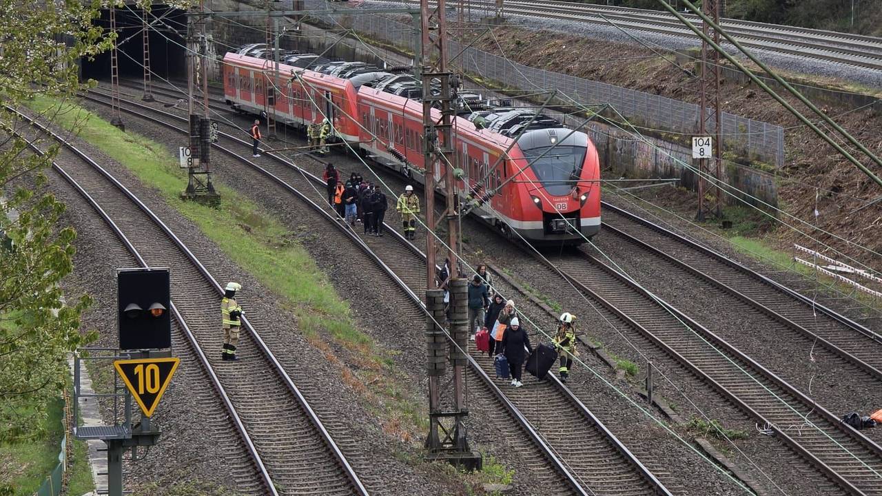 Die Fahrgäste wurden nahe dem Bahnhof Gruiten aus dem Fahrzeug zur Ostspange begleitet. (Foto: Feuerwehr Haan)