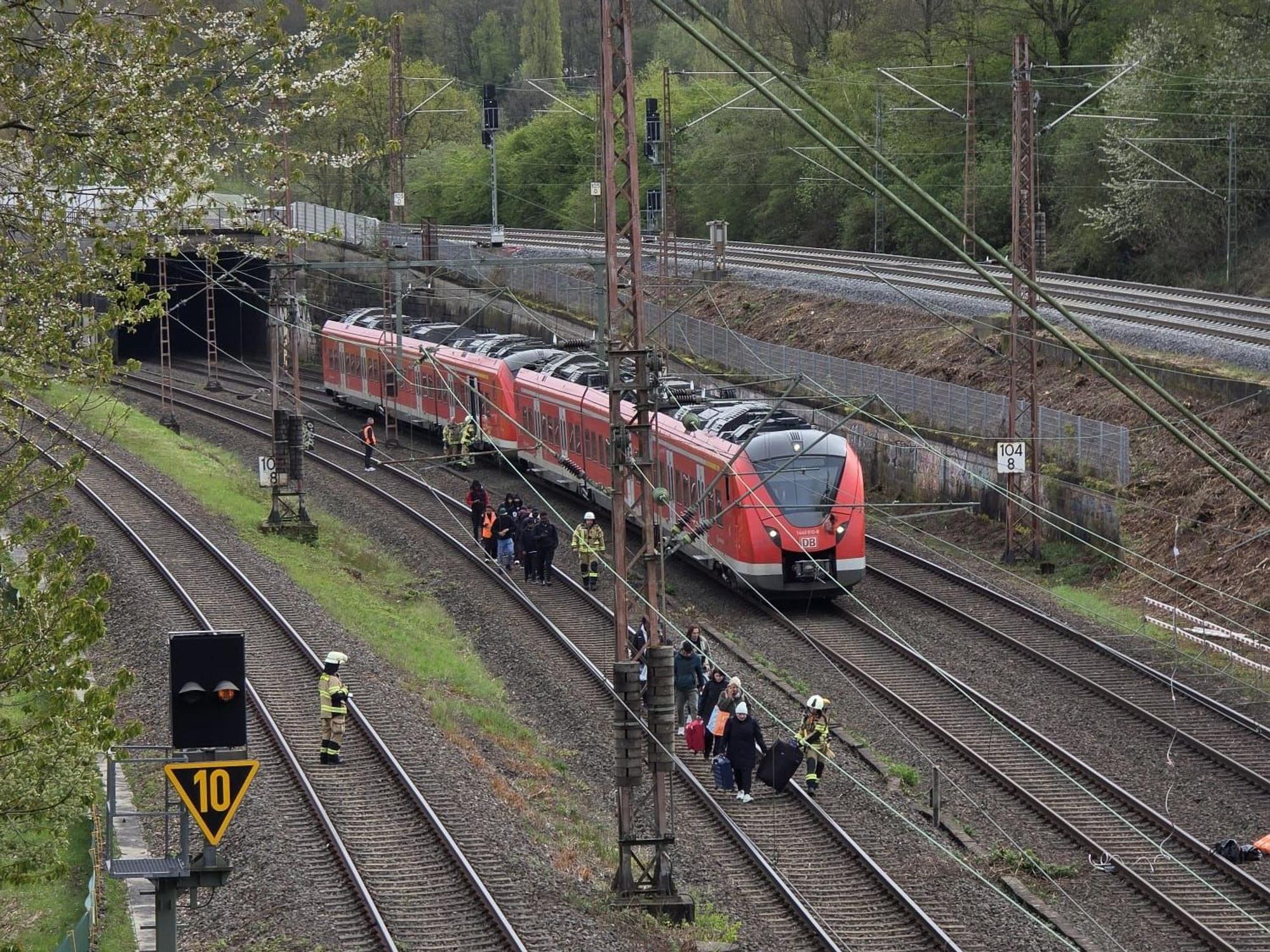 Die Fahrgäste wurden nahe dem Bahnhof Gruiten aus dem Fahrzeug zur Ostspange begleitet. (Foto: Feuerwehr Haan)