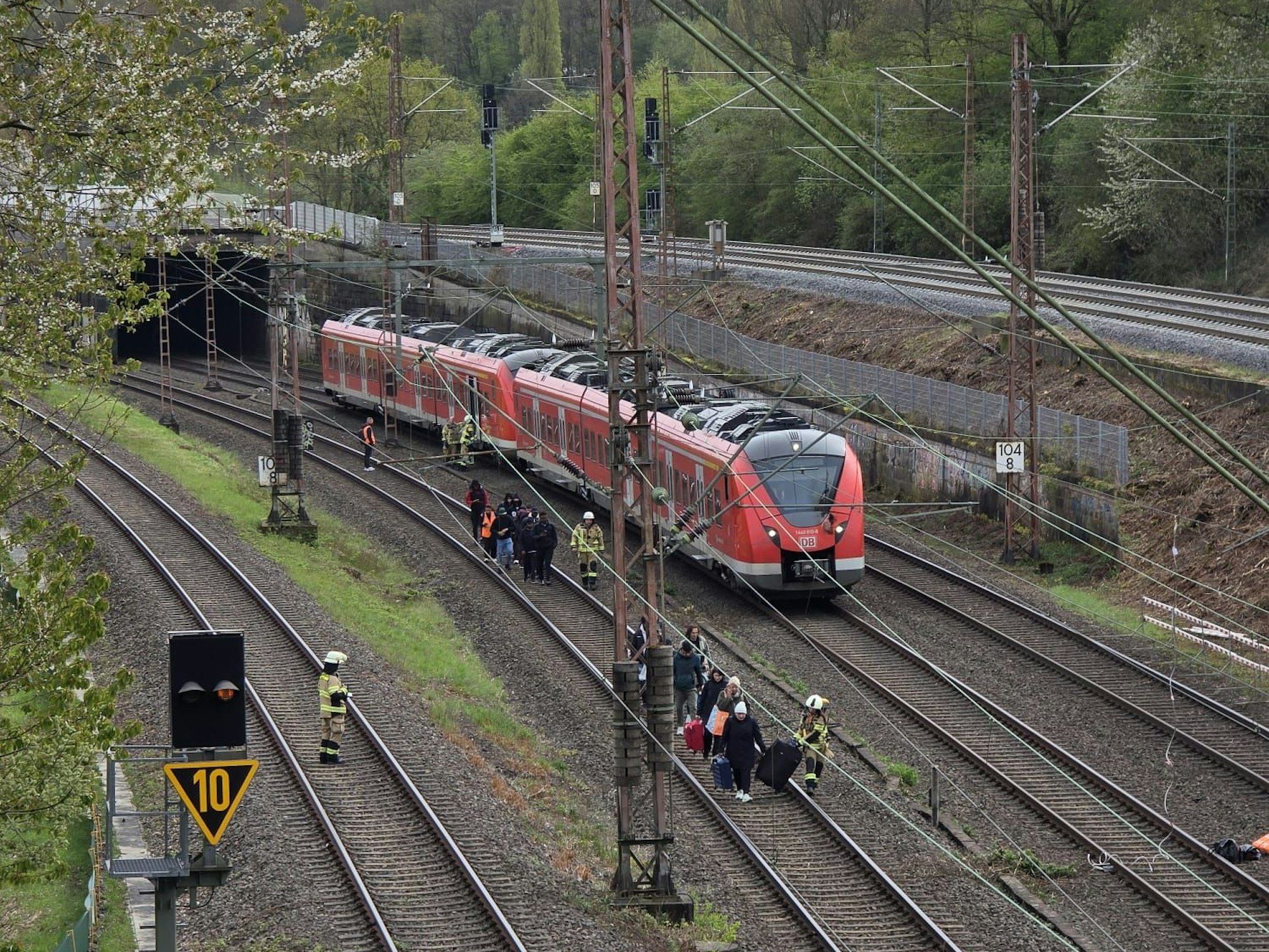 Die Fahrgäste wurden nahe dem Bahnhof Gruiten aus dem Fahrzeug zur Ostspange begleitet. (Foto: Feuerwehr Haan)