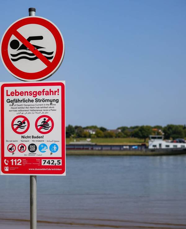 Warnhinweise am Rheinufer