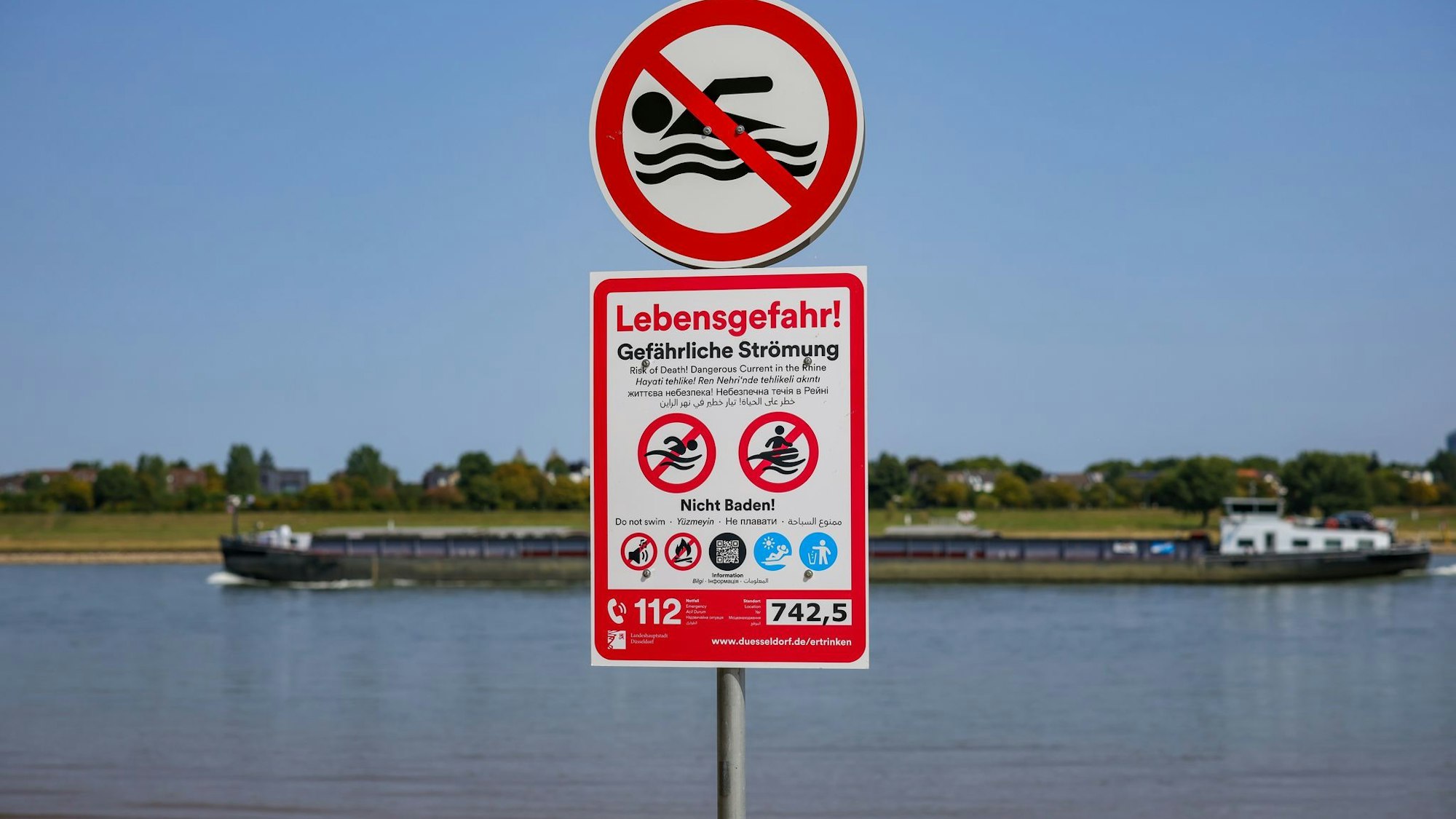 Warnhinweise am Rheinufer