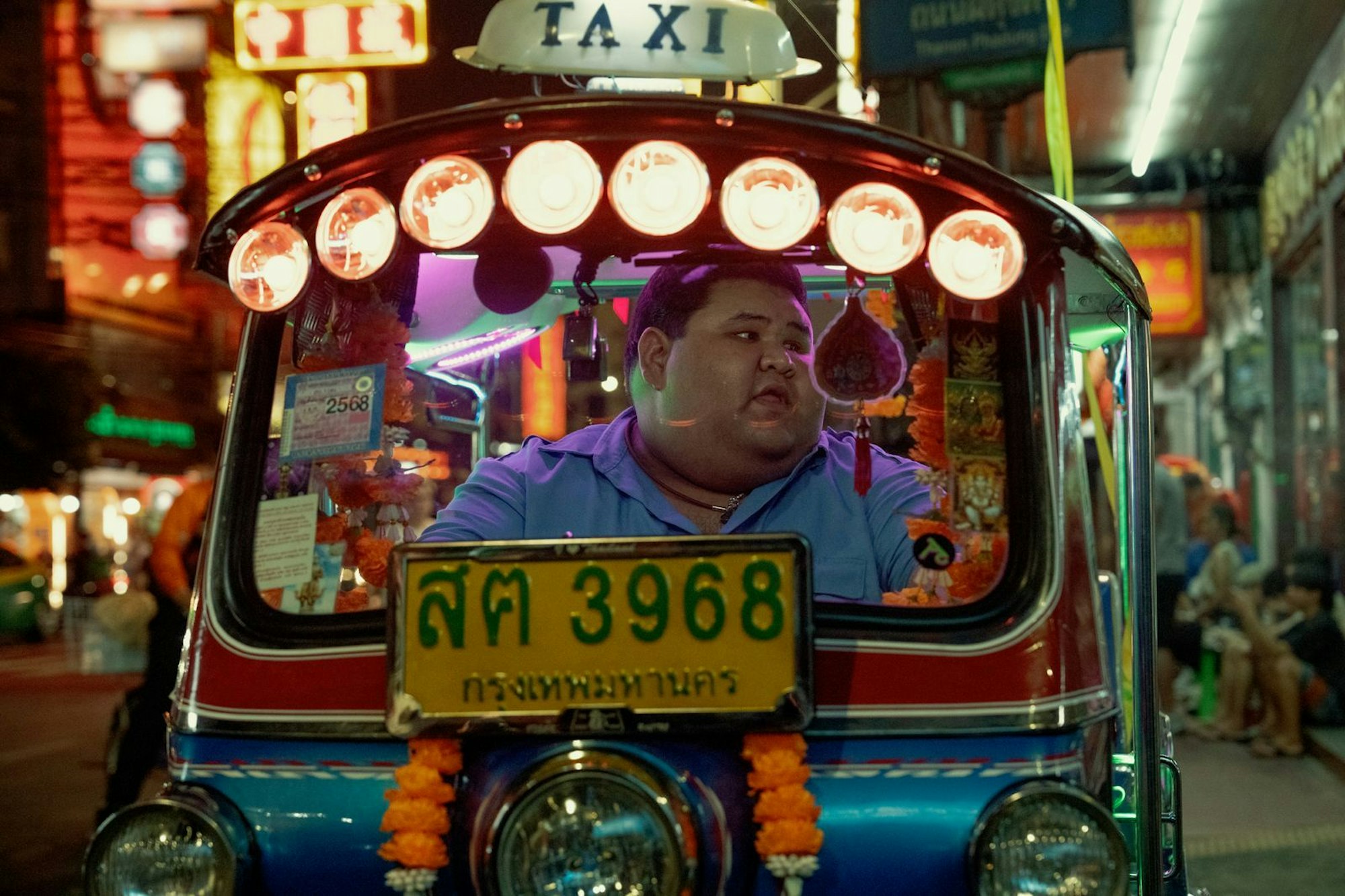 Freund oder Feind? Big F (Piyaphong Dammunee) mischt in der Unterwelt von Bangkok kräftig mit. (Bild: Sasidis Sasisakulporn/Netflix)