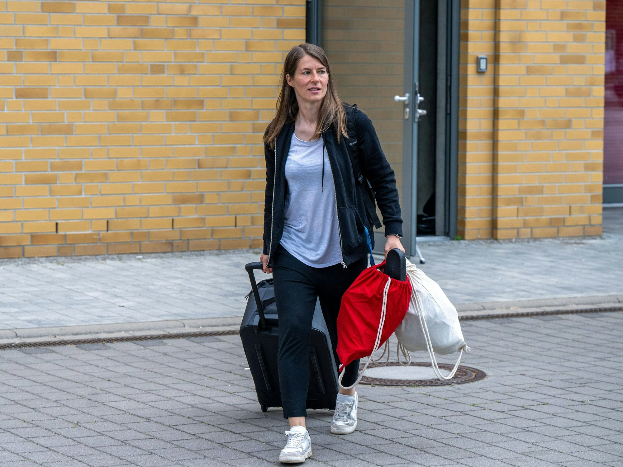 Marie-Louise Eta mit Koffer und Taschen.