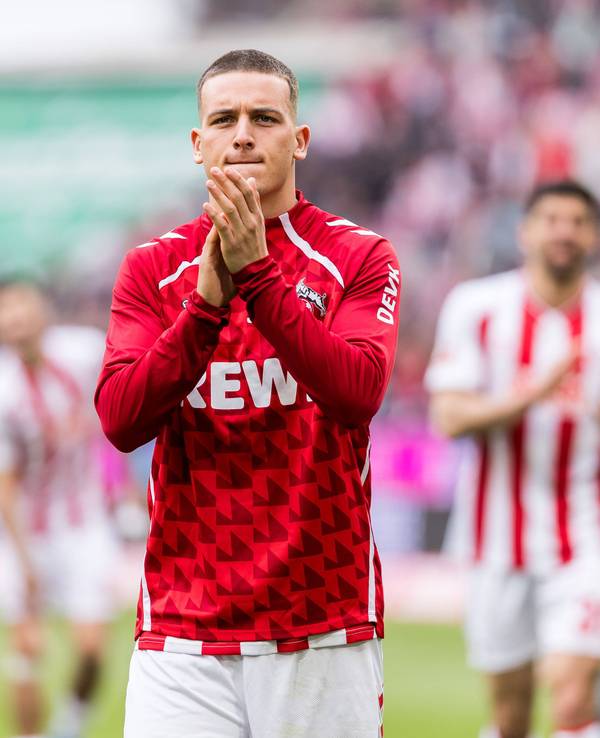 Said El Mala klatscht den Fans zu.