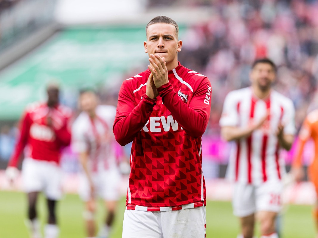 Said El Mala klatscht den Fans zu.