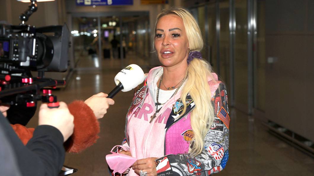 Cora Schumacher wird interviewt.