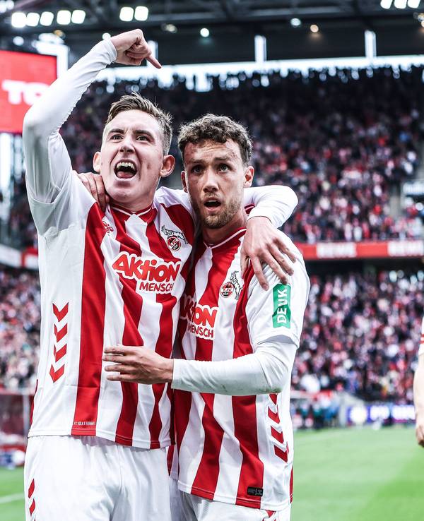 Isak Johannesson zeigt auf Vorlagengeber Luca Waldschmidt.