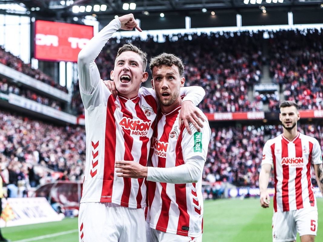 Isak Johannesson zeigt auf Vorlagengeber Luca Waldschmidt.