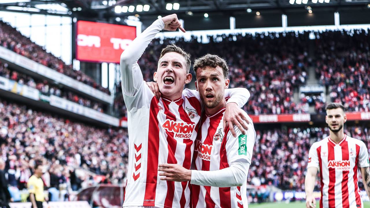 Isak Johannesson zeigt auf Vorlagengeber Luca Waldschmidt.