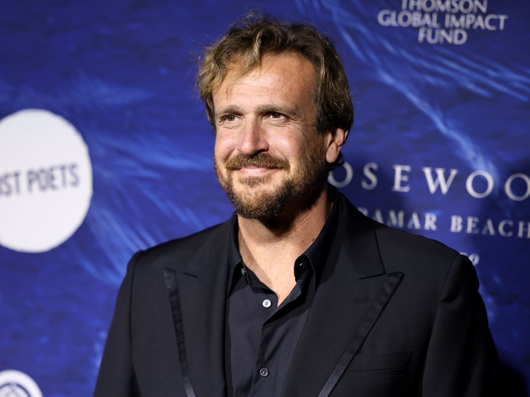 „How I Met Your Mother“-Star Jason Segel (Bild) traf am Set der AppleTV-Serie „Shrinking“ auf seinen Kindheitshelden Michael J. Fox. Die Begegnung beeindruckte den Schauspieler nachhaltig. (Bild: 2025 Getty Images/Jesse Grant)