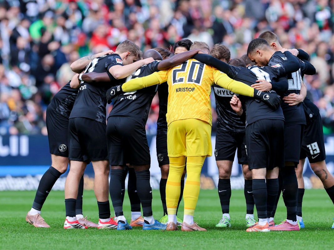 Die Spieler des SV Elversberg bilden vor dem Anstoß einen Kreis.