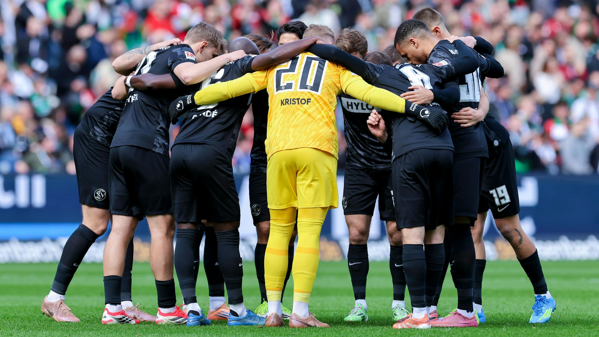 Die Spieler des SV Elversberg bilden vor dem Anstoß einen Kreis.