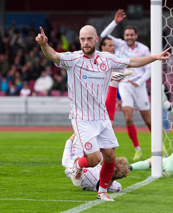 Adrian Stanilewicz jubelt im Trikot von Fortuna Köln.