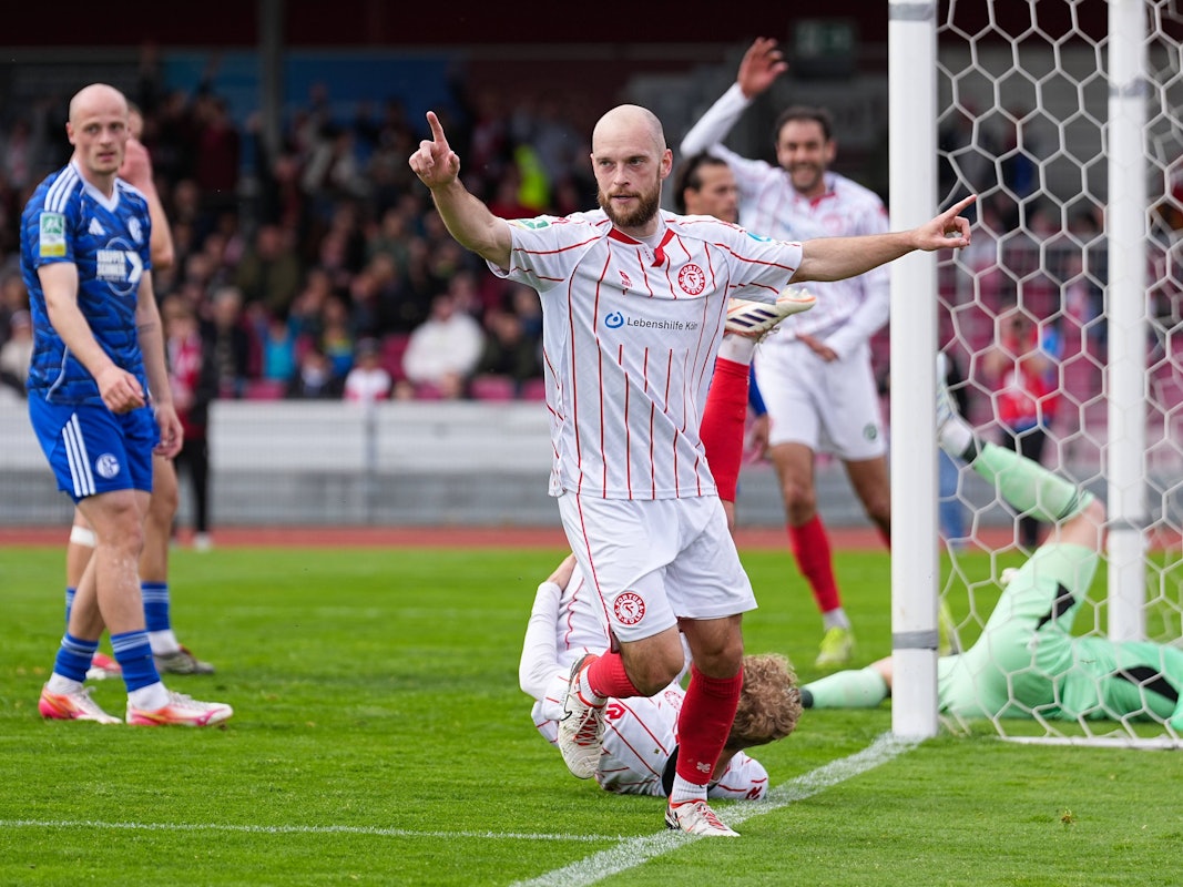 Adrian Stanilewicz jubelt im Trikot von Fortuna Köln.