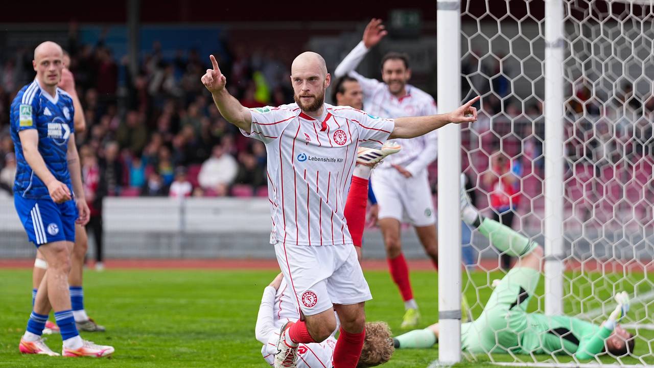 Adrian Stanilewicz jubelt im Trikot von Fortuna Köln.
