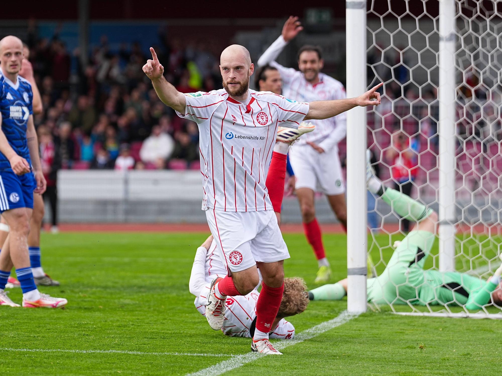 Adrian Stanilewicz jubelt im Trikot von Fortuna Köln.