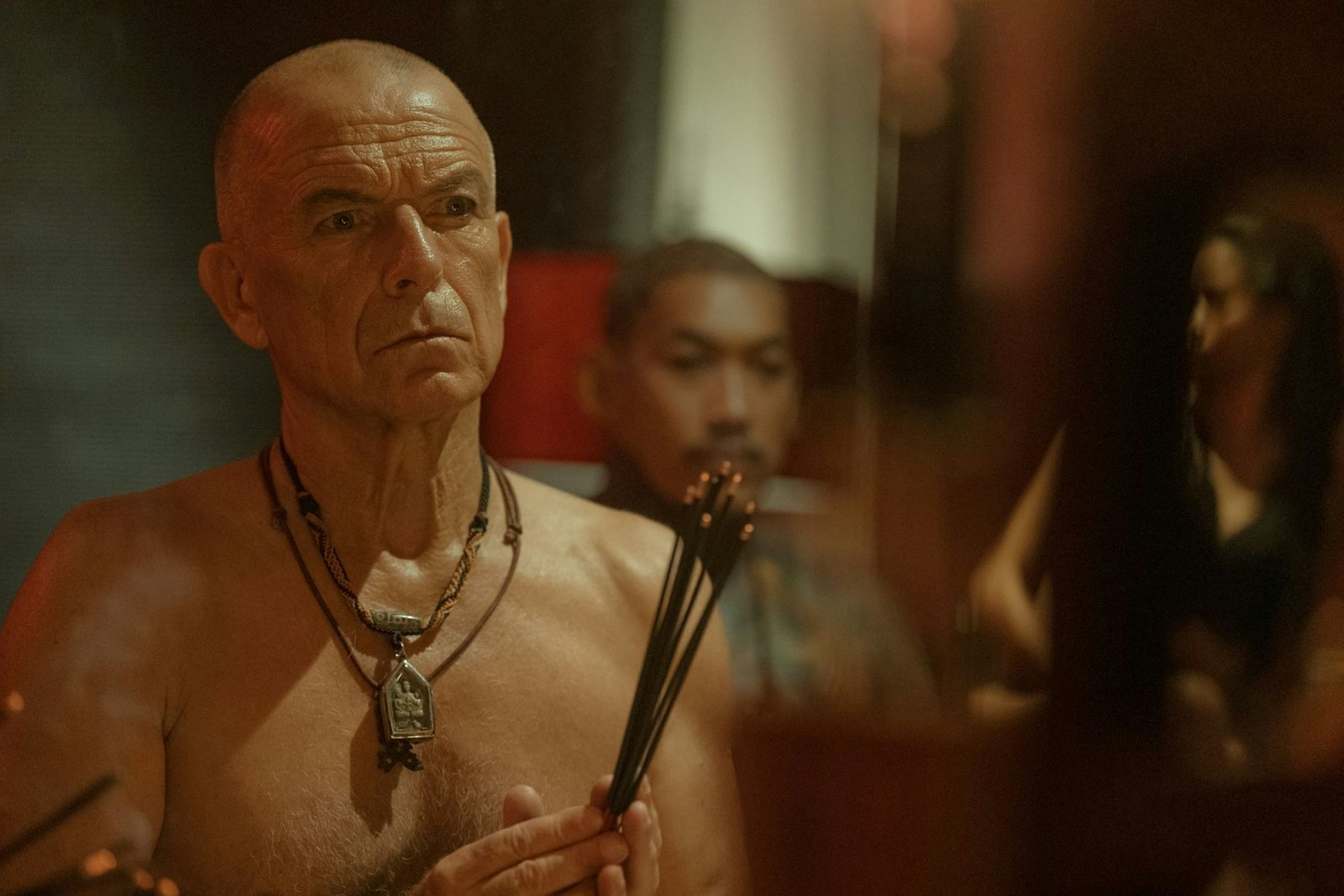 Der zwielichtige Holländer Kees (Raymond Thiry) mischt ebenfalls in der Unterwelt von Bangkok mit. Aber welche Ziele verfolgt er genau? (Bild: Sasidis Sasisakulporn/Netflix)