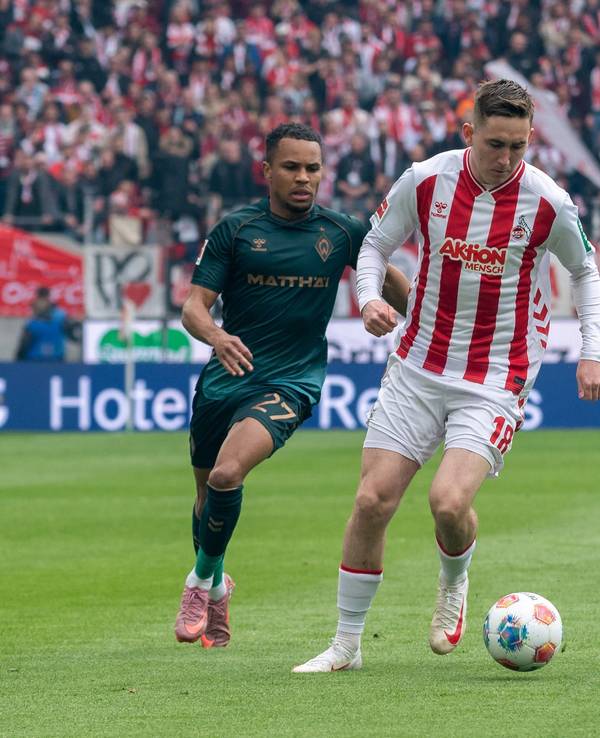 Isak Johannesson im Zweikampf mit Felix Agu.