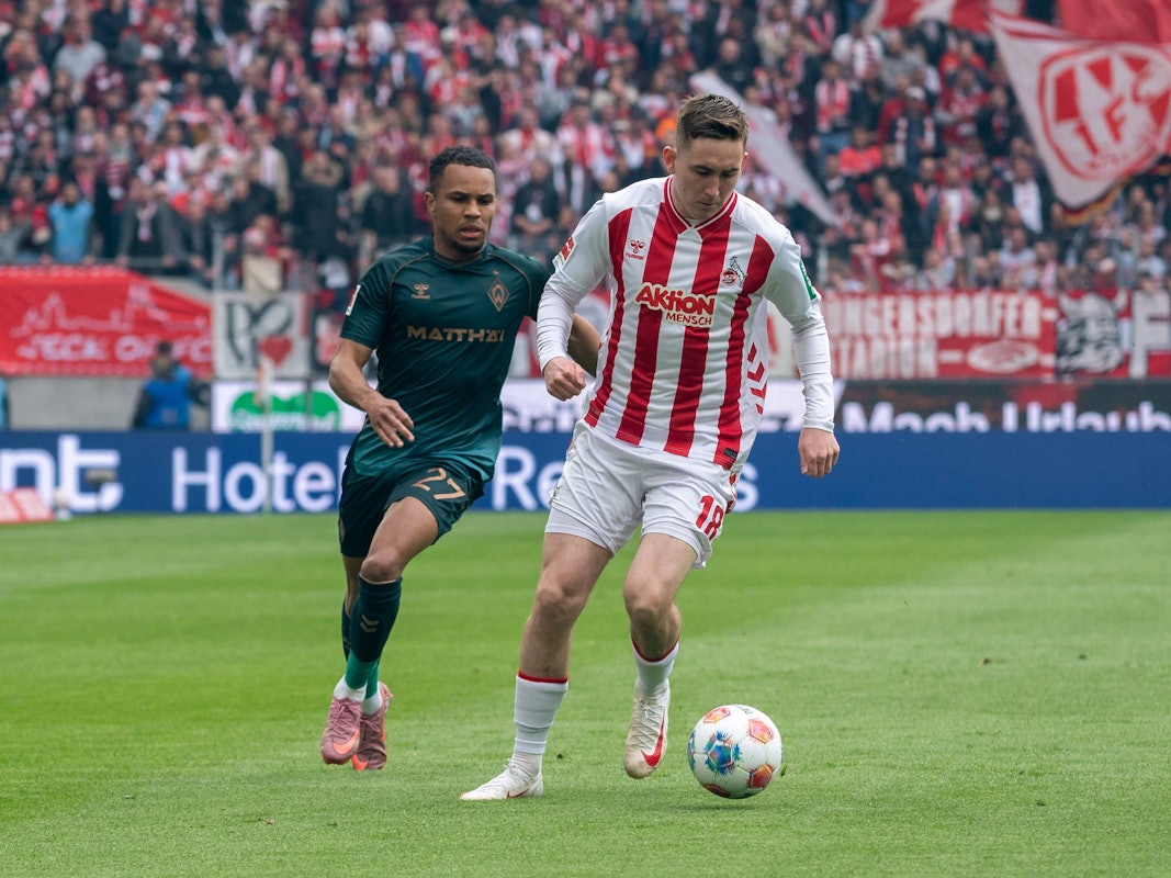 Isak Johannesson im Zweikampf mit Felix Agu.