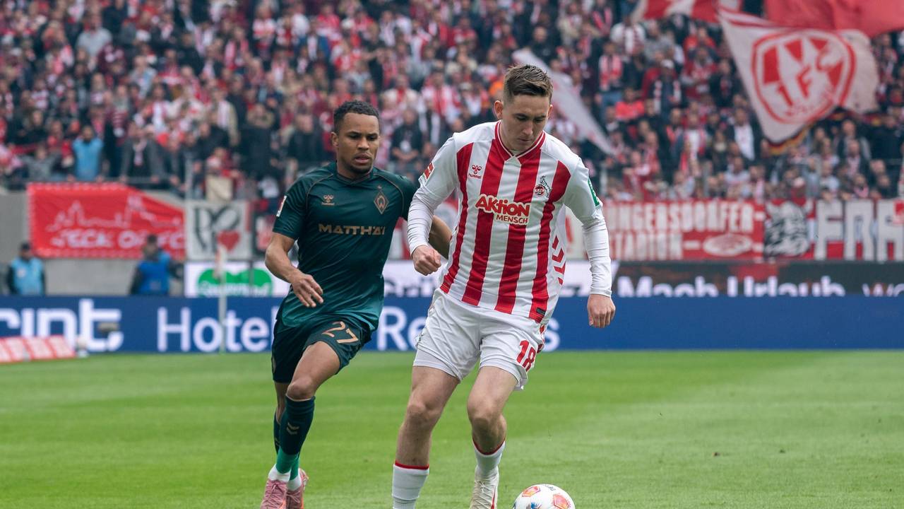 Isak Johannesson im Zweikampf mit Felix Agu.