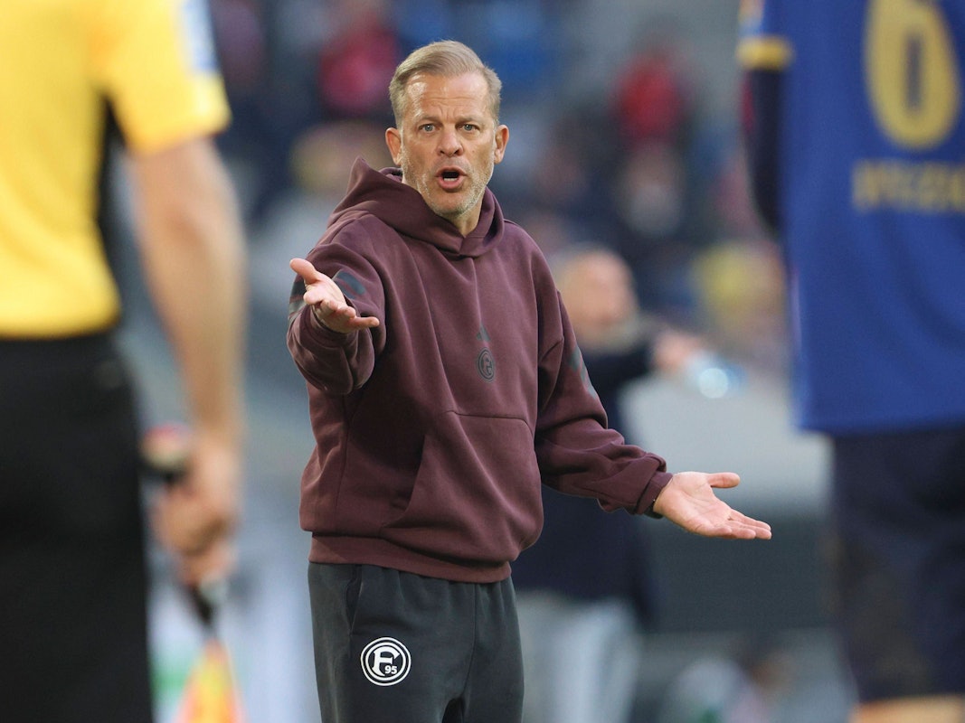 Markus Anfang blickt mit offenem Mund und ausgestreckten Armen auf den Platz.