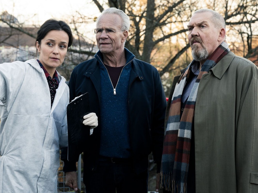 KTU-Chefin Natalie Förster (Tinka Fürst), Max Ballauf (Klaus J. Behrendt, Mitte) und Freddy Schenk (Dietmar Bär) ermitteln in einem Fernsehstudio. (Bild: WDR/BAVARIA FICTION/Martin Valentin Menke)