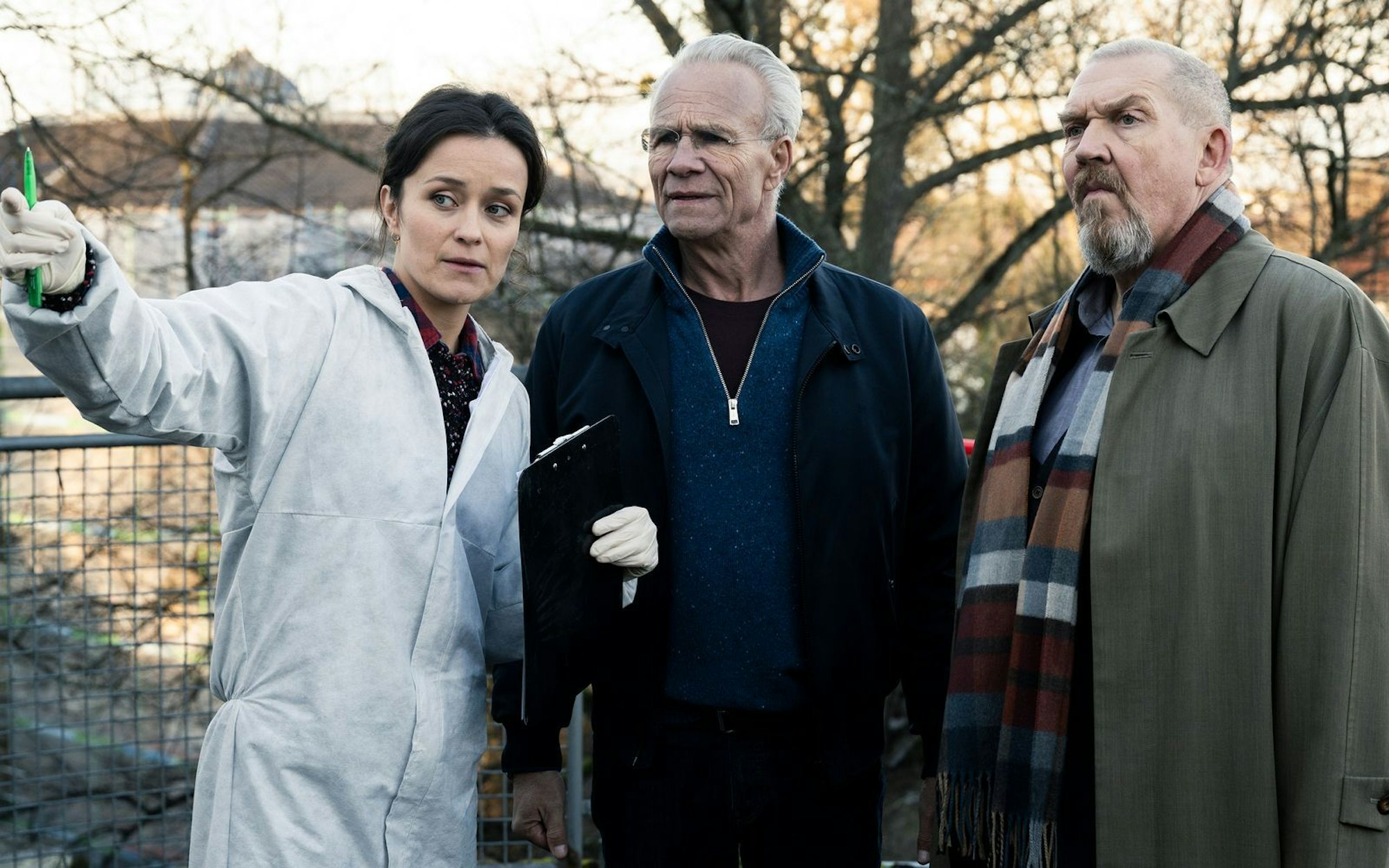 KTU-Chefin Natalie Förster (Tinka Fürst), Max Ballauf (Klaus J. Behrendt, Mitte) und Freddy Schenk (Dietmar Bär) ermitteln in einem Fernsehstudio. (Bild: WDR/BAVARIA FICTION/Martin Valentin Menke)