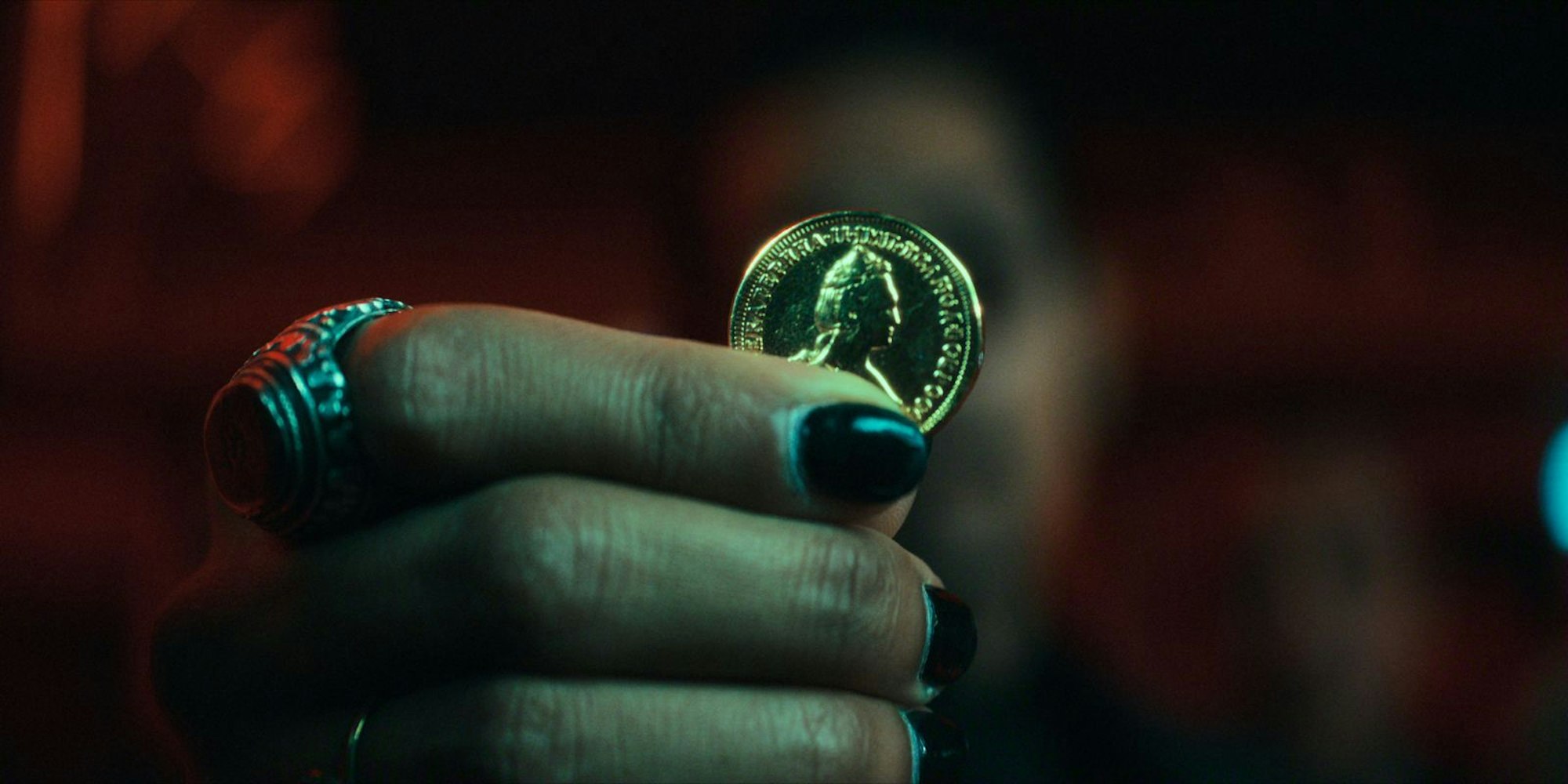 Hinter ihr sind (fast) alle Gangster der Welt her, so scheint es: In Staffel zwei von „Crooks“ erfährt man, warum die Münze besonders für den Russen Arkadij Zakejew eine so große persönliche Bedeutung hat. (Bild: Netflix)