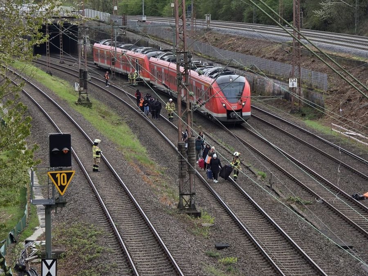 Fahrgäste werden aus einer S-Bahn in Gruiten evakuiert.