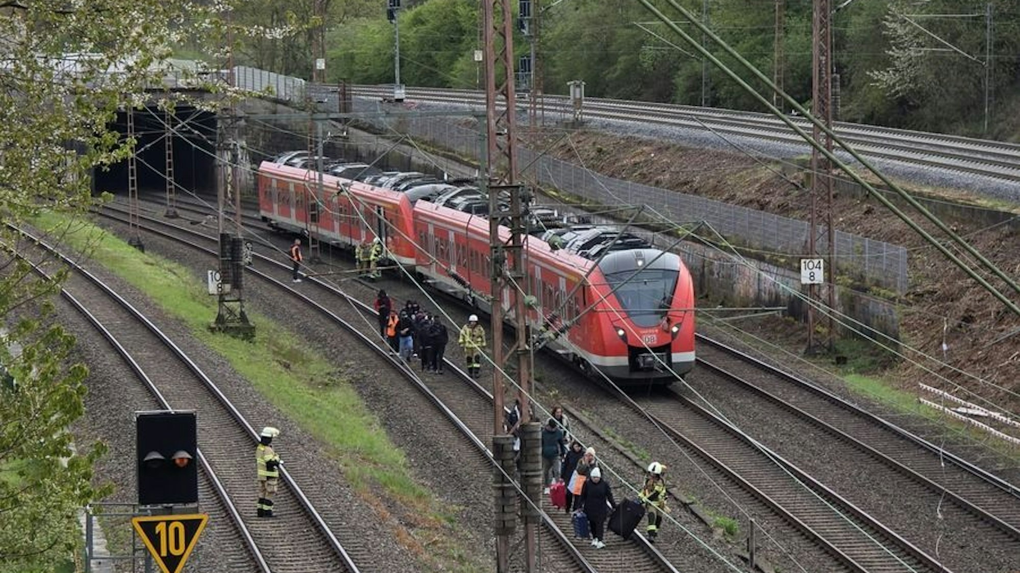 Fahrgäste werden aus einer S-Bahn in Gruiten evakuiert.