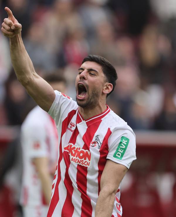 Cenk Özkacar jubelt über den Sieg gegen Bremen.