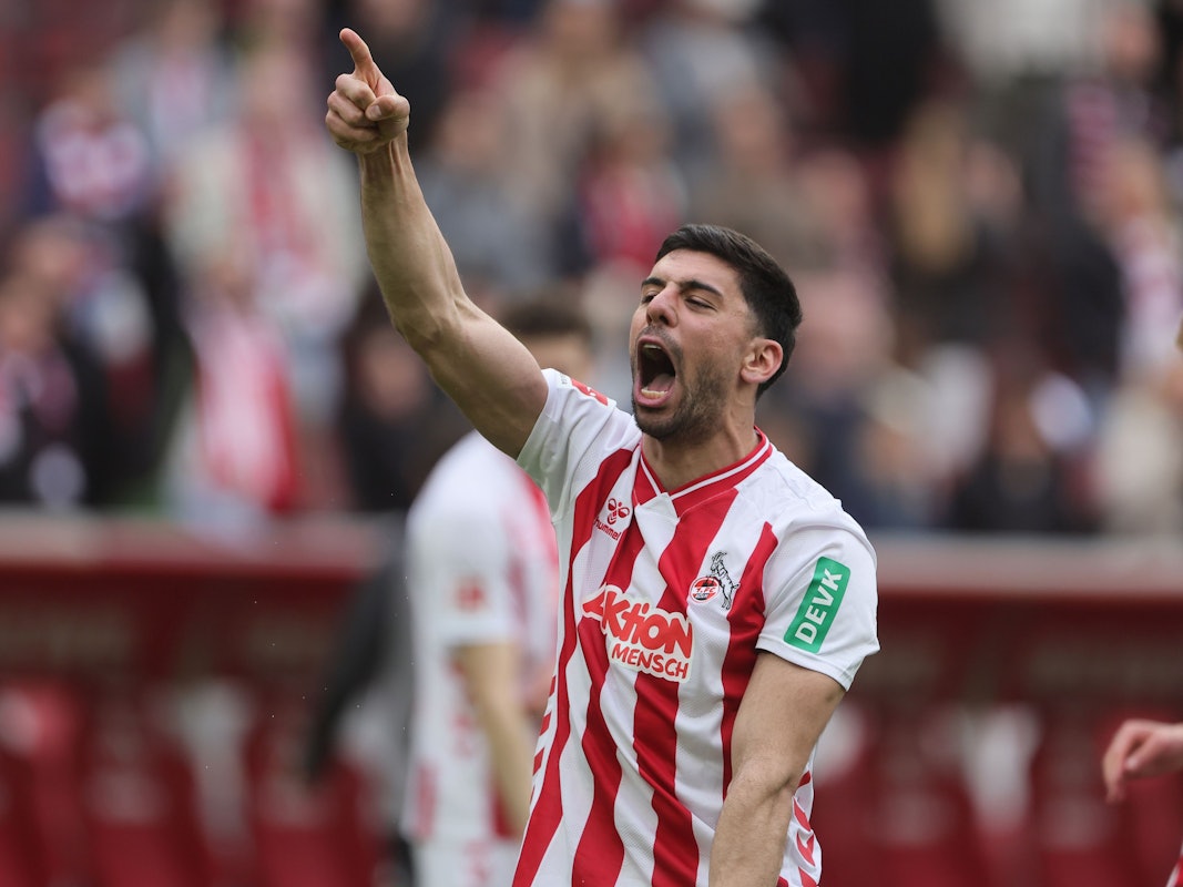 Cenk Özkacar jubelt über den Sieg gegen Bremen.