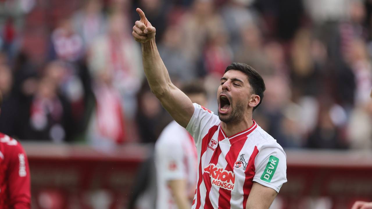 Cenk Özkacar jubelt über den Sieg gegen Bremen.