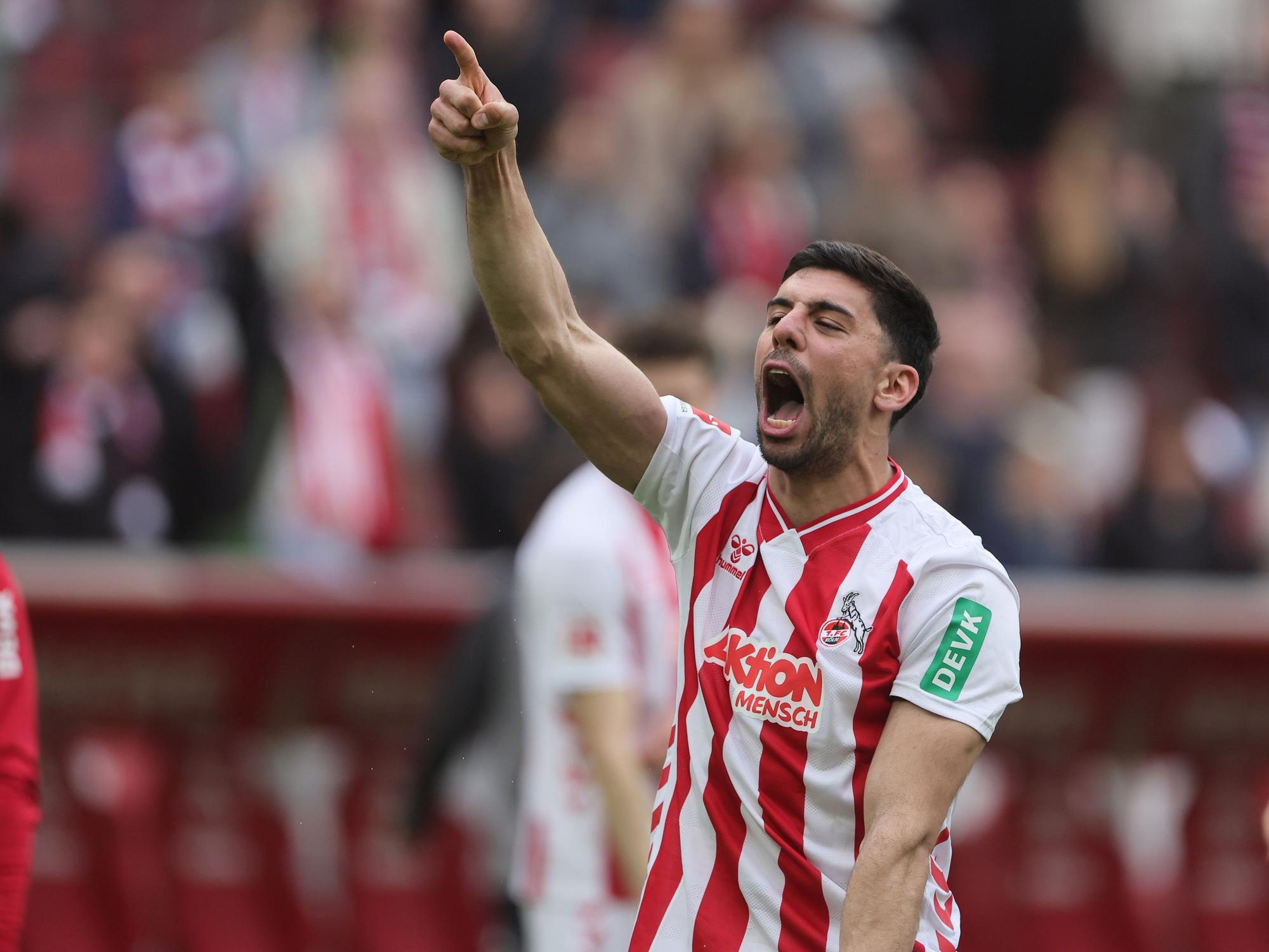 Cenk Özkacar jubelt über den Sieg gegen Bremen.