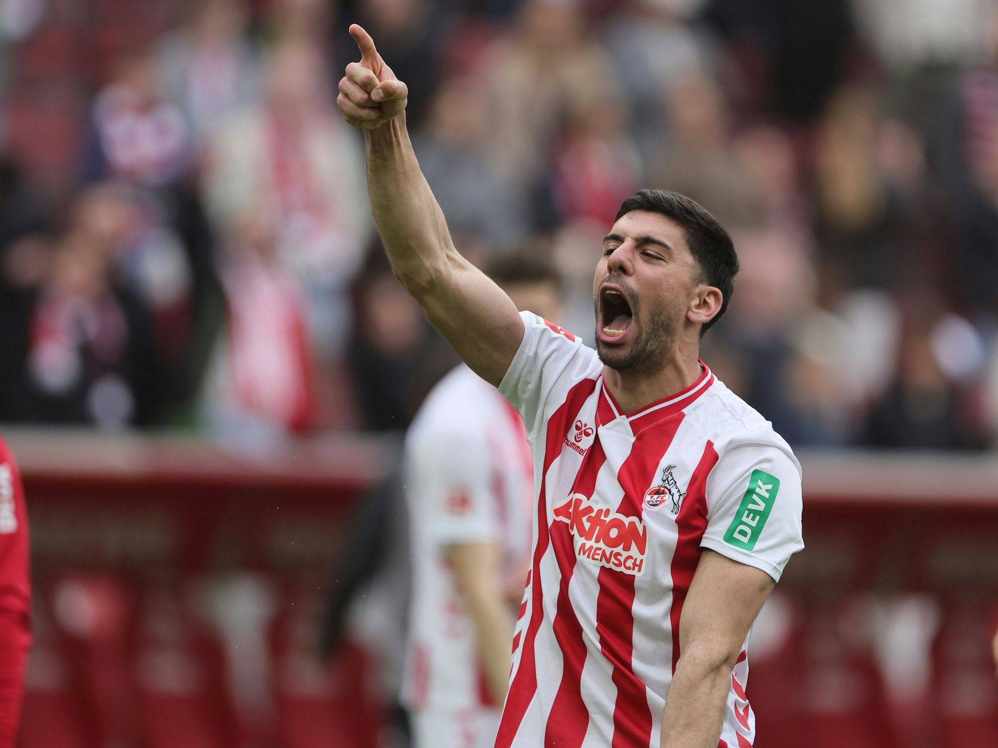 Cenk Özkacar jubelt über den Sieg gegen Bremen.